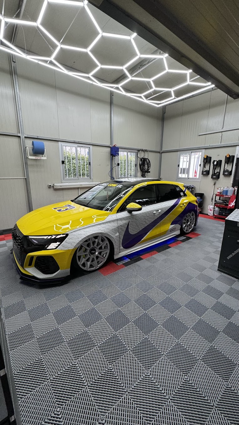 Auto sportiva premium in workshop di detailing